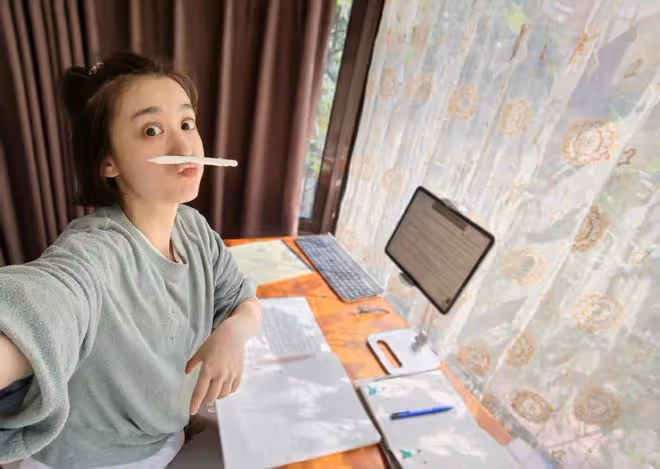收視女王素顏出遊無人識!穿背心白皙豐腴,背百元包去人均49元店