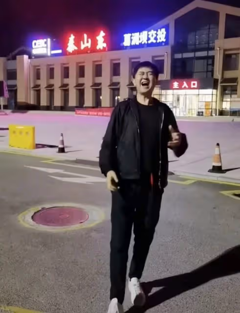 56歲付笛聲舉止惹爭議!深夜在主街道上放飛自我,高歌唱功被質疑