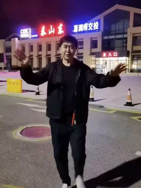 56歲付笛聲舉止惹爭議!深夜在主街道上放飛自我,高歌唱功被質疑