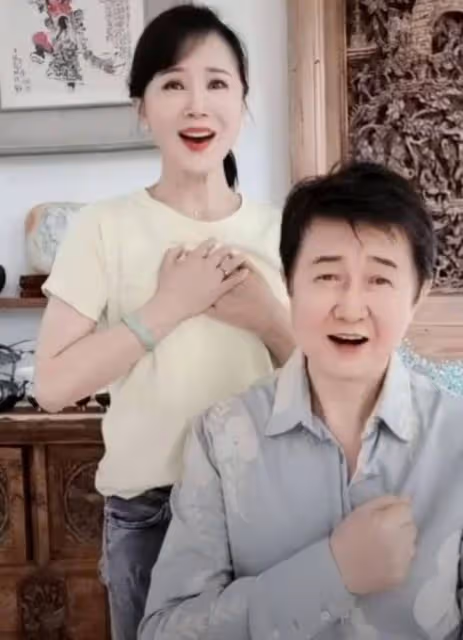 56歲付笛聲舉止惹爭議!深夜在主街道上放飛自我,高歌唱功被質疑