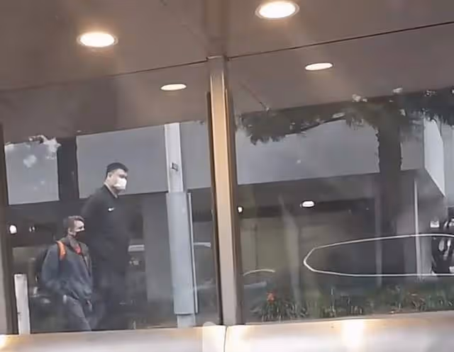 姚明現身雪梨肚腩搶鏡,體重疑超400斤,被曝已移民澳洲真假難辨