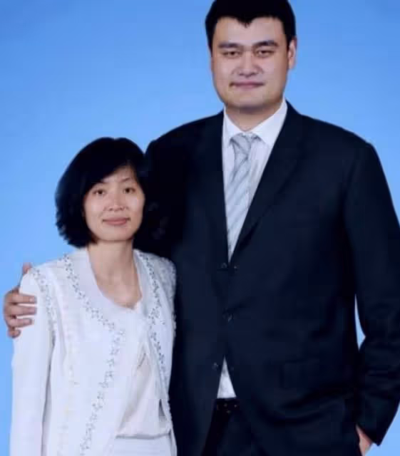 姚明現身雪梨肚腩搶鏡,體重疑超400斤,被曝已移民澳洲真假難辨