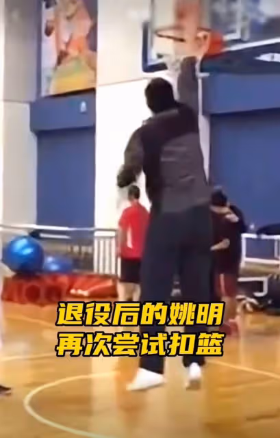 姚明現身雪梨肚腩搶鏡,體重疑超400斤,被曝已移民澳洲真假難辨