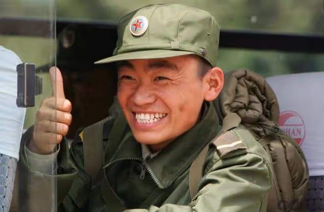 王寶強到農村割稻穀,動作嫻熟自稱地道農民,女友蹲地幫忙不嫌髒