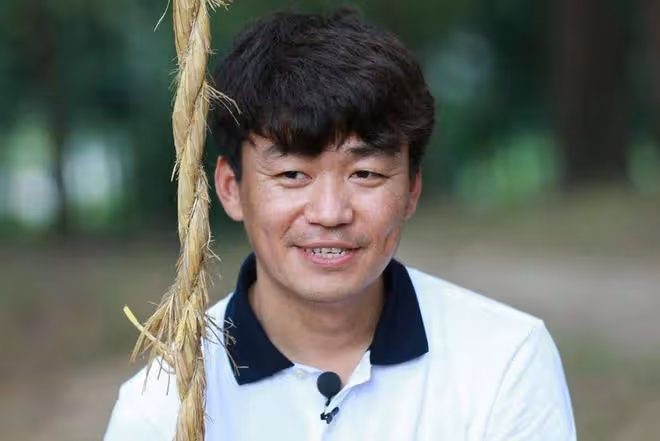 王寶強到農村割稻穀,動作嫻熟自稱地道農民,女友蹲地幫忙不嫌髒