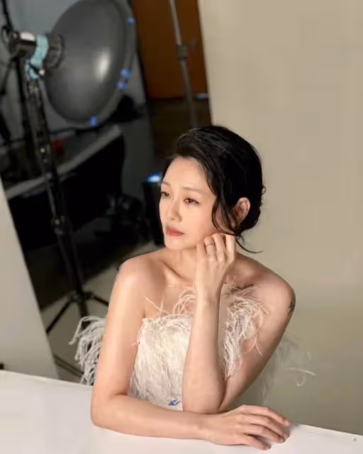 大S正式復出狀態回春,一個廣告賺400萬,汪小菲要賣15萬桶酸辣粉,網友調侃:張穎穎更能賺