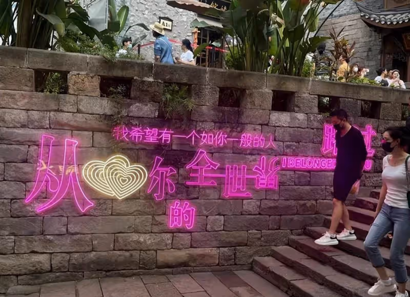大S正式復出狀態回春,一個廣告賺400萬,汪小菲要賣15萬桶酸辣粉,網友調侃:張穎穎更能賺