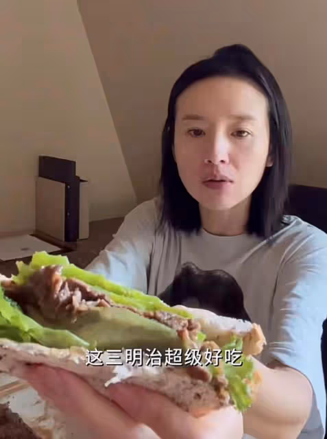 董潔劇組生活太豐富,住酒店穿泳裝大秀身材,一頓飯吃四個菜