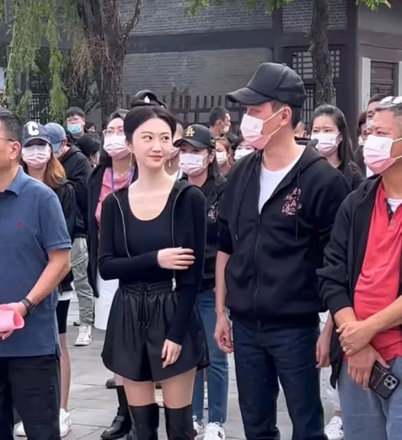 43歲馮紹峰近況曝光!與景甜同框身材反差大,臉大一圈雙下巴搶眼