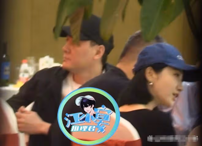 43歲馮紹峰近況曝光!與景甜同框身材反差大,臉大一圈雙下巴搶眼