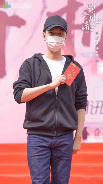 43歲馮紹峰近況曝光!與景甜同框身材反差大,臉大一圈雙下巴搶眼