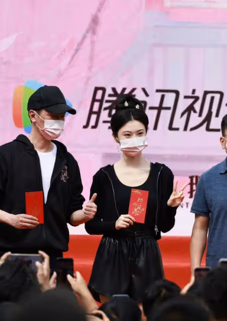 43歲馮紹峰近況曝光!與景甜同框身材反差大,臉大一圈雙下巴搶眼