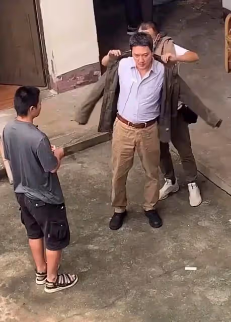 43歲馮紹峰近況曝光!與景甜同框身材反差大,臉大一圈雙下巴搶眼