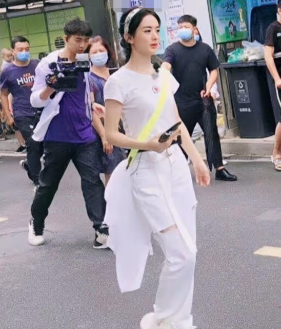 43歲馮紹峰近況曝光!與景甜同框身材反差大,臉大一圈雙下巴搶眼