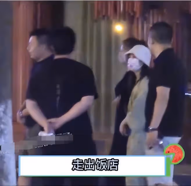 43歲馮紹峰近況曝光!與景甜同框身材反差大,臉大一圈雙下巴搶眼