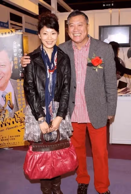 「大哥」萬梓良64歲不服老！格紋衫配大紅褲扮少年，同框小16歲妻像兩代人