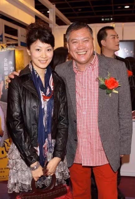 「大哥」萬梓良64歲不服老！格紋衫配大紅褲扮少年，同框小16歲妻像兩代人