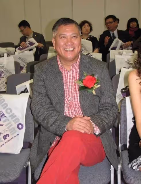 「大哥」萬梓良64歲不服老！格紋衫配大紅褲扮少年，同框小16歲妻像兩代人