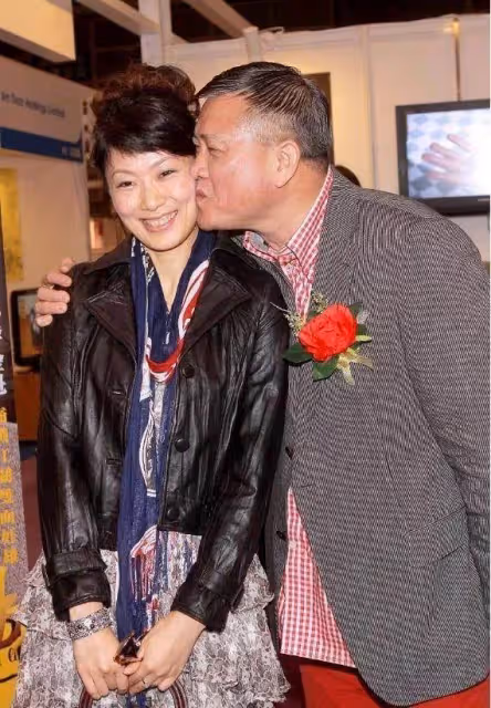 「大哥」萬梓良64歲不服老！格紋衫配大紅褲扮少年，同框小16歲妻像兩代人
