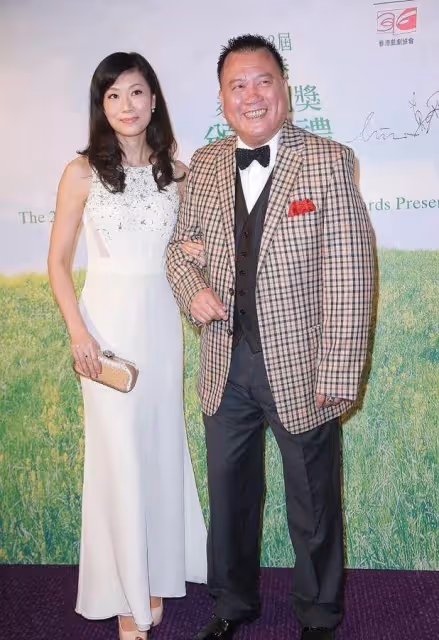 「大哥」萬梓良64歲不服老！格紋衫配大紅褲扮少年，同框小16歲妻像兩代人