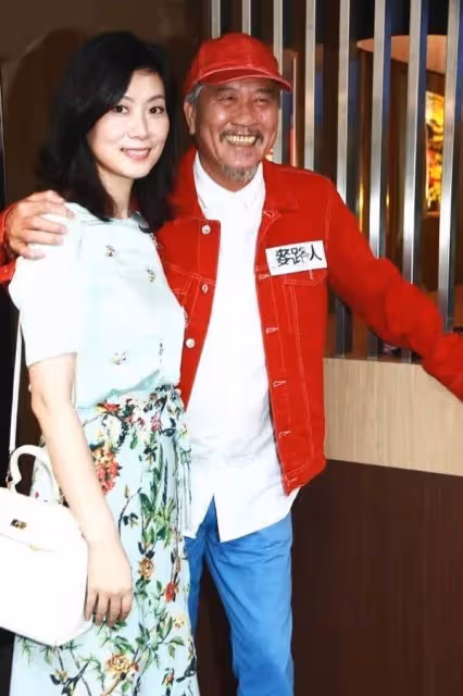 「大哥」萬梓良64歲不服老！格紋衫配大紅褲扮少年，同框小16歲妻像兩代人