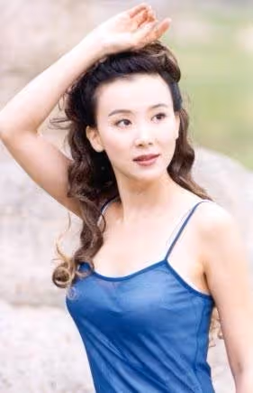 蕭薔真是不老女神！54歲曬健身照仍有「腹肌」，穿抹胸裙身材太吸睛：還像少女一樣嫩