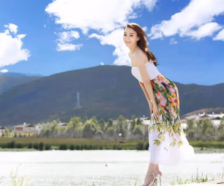蕭薔真是不老女神！54歲曬健身照仍有「腹肌」，穿抹胸裙身材太吸睛：還像少女一樣嫩