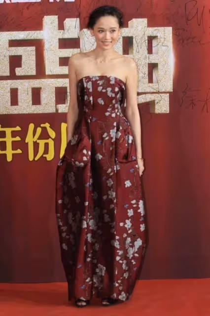 43歲陳喬恩美貌回春！「戀愛後」氣質很難超越，「窗簾布」緞面裙也能駕馭，太美了
