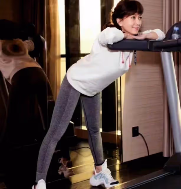 趙雅芝真是「凍齡」的代表，67歲一席「艷色開叉裙」，輕松拿捏肉絲：端莊貴氣魅力依舊
