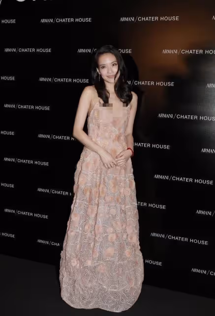 舒淇這造型真難駕馭，身穿一襲白色掛脖裙，看側面卻讓人心動了，網友：46歲穿成26歲