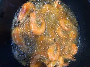 三拼干鍋，簡單易做還好吃，最主要是微辣