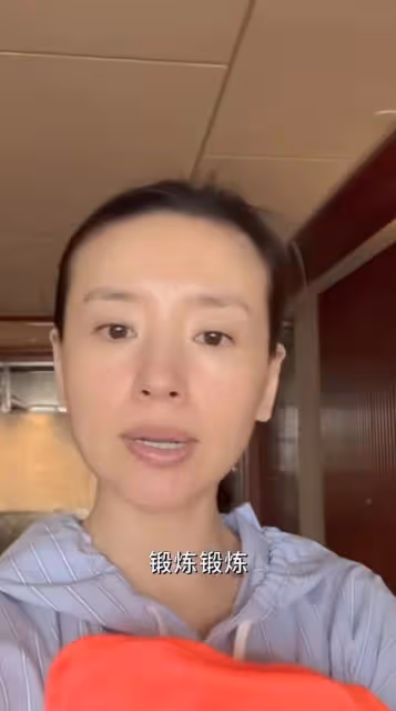 42歲董潔曬劇組生活!酒店內游泳手臂太粗壯,備單獨廚房排面十足