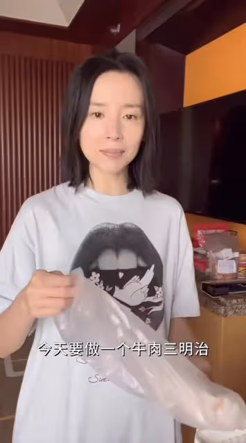 42歲董潔曬劇組生活!酒店內游泳手臂太粗壯,備單獨廚房排面十足