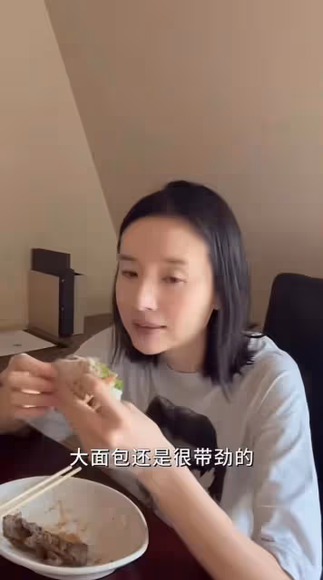 42歲董潔曬劇組生活!酒店內游泳手臂太粗壯,備單獨廚房排面十足
