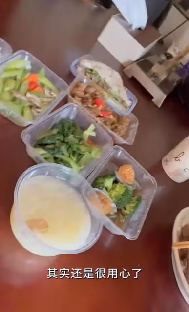42歲董潔曬劇組生活!酒店內游泳手臂太粗壯,備單獨廚房排面十足