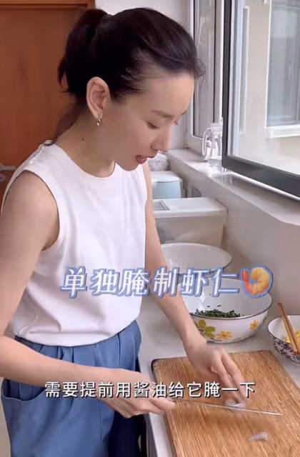 42歲董潔曬劇組生活!酒店內游泳手臂太粗壯,備單獨廚房排面十足