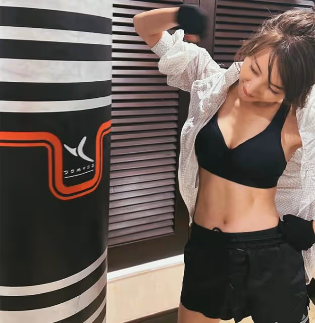 林峯堂妹健身房擼鐵!穿背心短褲大秀好身材,已嫁富豪住15億別墅