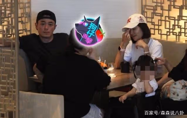 林心如一家三口外出聚餐,3歲女兒「小海豚正面照」爆光:濃眉大眼長相隨爸!