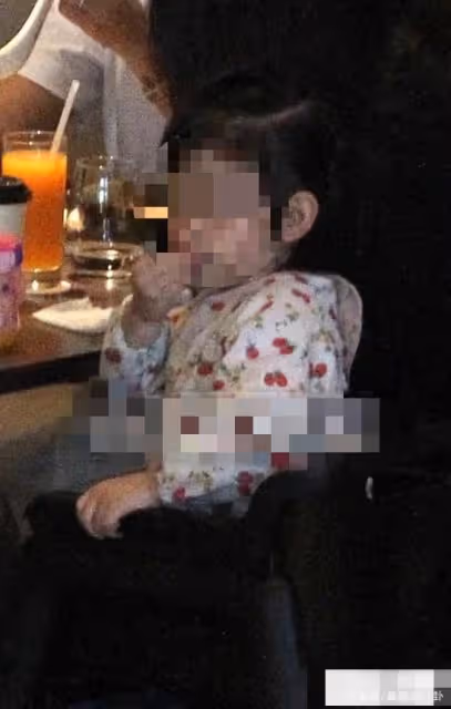 林心如一家三口外出聚餐,3歲女兒「小海豚正面照」爆光:濃眉大眼長相隨爸!