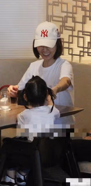 林心如一家三口外出聚餐,3歲女兒「小海豚正面照」爆光:濃眉大眼長相隨爸!