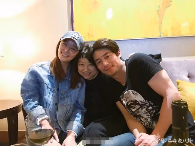 林心如一家三口外出聚餐,3歲女兒「小海豚正面照」爆光:濃眉大眼長相隨爸!