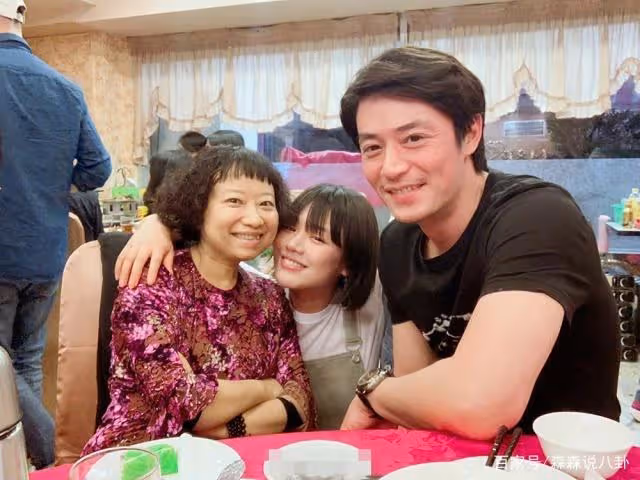林心如一家三口外出聚餐,3歲女兒「小海豚正面照」爆光:濃眉大眼長相隨爸!