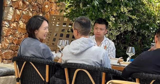 童瑤素顏和友人聚餐,穿著樸素扮演傾聽者角色,和友人互動接地氣