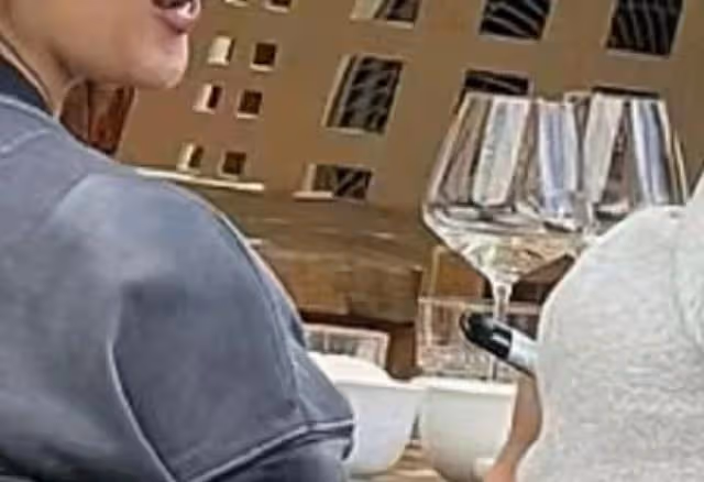 童瑤素顏和友人聚餐,穿著樸素扮演傾聽者角色,和友人互動接地氣
