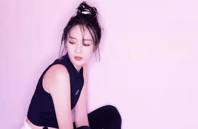 童瑤素顏和友人聚餐,穿著樸素扮演傾聽者角色,和友人互動接地氣