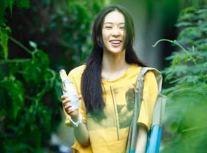 童瑤素顏和友人聚餐,穿著樸素扮演傾聽者角色,和友人互動接地氣