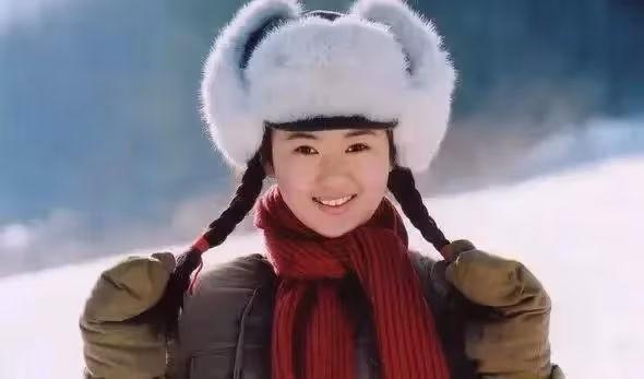 童瑤素顏和友人聚餐,穿著樸素扮演傾聽者角色,和友人互動接地氣