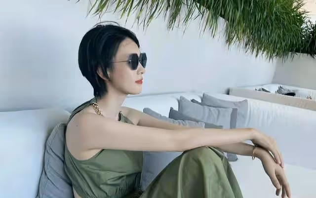 童瑤素顏和友人聚餐,穿著樸素扮演傾聽者角色,和友人互動接地氣