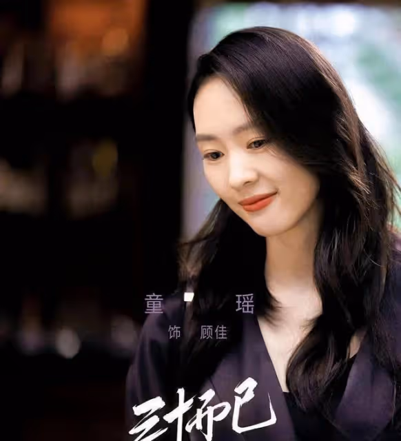童瑤素顏和友人聚餐,穿著樸素扮演傾聽者角色,和友人互動接地氣