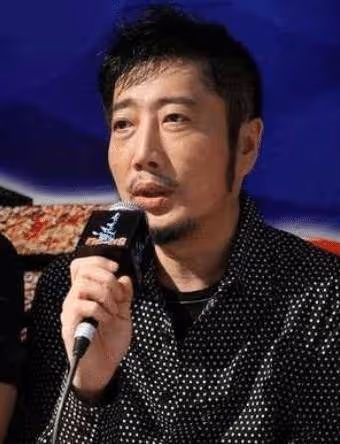 他賭錢輸得精光,回家後3分鐘寫下這首歌,至今無人打破銷量紀錄!